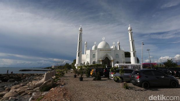 Anda berencana untuk berkunjung ke ibukota Tanah Minang? Jika iya, maka anda wajib untuk memasukkan Masjid Al Hakim Padang sebagai salah satu tempat singgah.