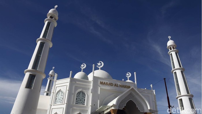 Anda berencana untuk berkunjung ke ibukota Tanah Minang? Jika iya, maka anda wajib untuk memasukkan Masjid Al Hakim Padang sebagai salah satu tempat singgah.