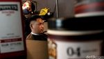Unik, Barbershop di Bandung Ini Ganti Cermin dengan Monitor Berkamera