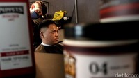 Ramainya pelanggan yang datang membuat pihak barbershop mengubah sistem antrean menjadi sistem booking. Untuk dapat memotong rambut di sini pengunjung harus lebih dahulu memesan melalui WhatsApp. Nantinya pihak barbershop akan mencocokan jadwal dengan pelanggan.  