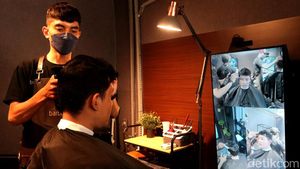 Unik, Barbershop di Bandung Ini Ganti Cermin dengan Monitor Berkamera