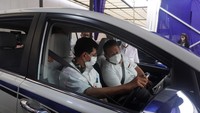 Pengunjung juga bisa merasakan pengalaman nyata dan sensasi berkendara menggunakan beragam pilihan teknologi kendaraan listrik di area Driving Experience serta fasilitas pengisian ulang daya juga dihadirkan melalui Outdoor Charging Station.