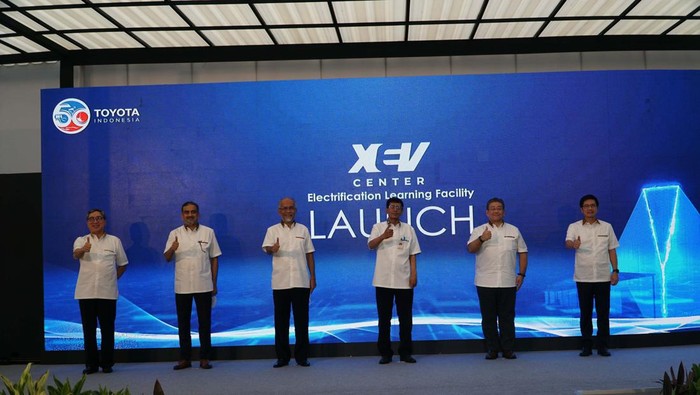 Melihat 'Markas Mobil Listrik' Toyota di Karawang PT Toyota Motor Manufacturing Indonesia (TMMIN) mempunyai xEV Center di Karawang, Jabar. xEV Center merupakan fasilitas pembelajaran dan pengembangan kendaraan listrik.