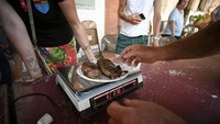 Lomba ini menjadi bagian dari sebuah festival rakyat yang digelar tahunan. Tak hanya lomba makan bebek, gelaran ini juga diramaikan konser musik, tarian warga, hingga balap sepeda.  