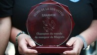 Hingga saat ini, rekor tertinggi diraih oleh Labadent Lilian pada 1996 silam yang berhasil menelan 915 gram dada bebek panggang.   