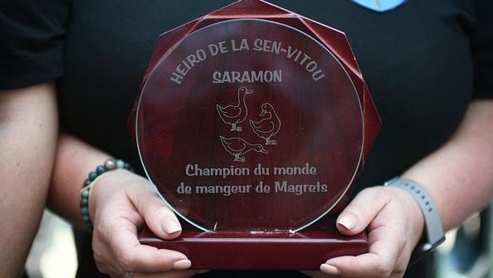 Mencari Si Paling Cepat Makan 1 Kg Dada Bebek di Prancis Participants eat duck breast ('magret') in Saramon, southwestern France, on May 17, 2022 during the