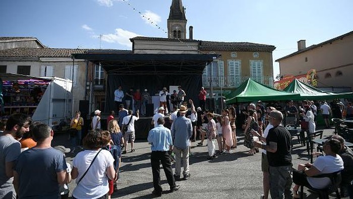 Mencari Si Paling Cepat Makan 1 Kg Dada Bebek di Prancis Participants eat duck breast ('magret') in Saramon, southwestern France, on May 17, 2022 during the