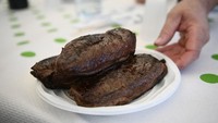 Dada bebek panggang atau magret merupakan sajian khas dari Saramon.  