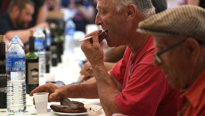 Mencari Si Paling Cepat Makan 1 Kg Dada Bebek di Prancis Participants eat duck breast ('magret') in Saramon, southwestern France, on May 17, 2022 during the