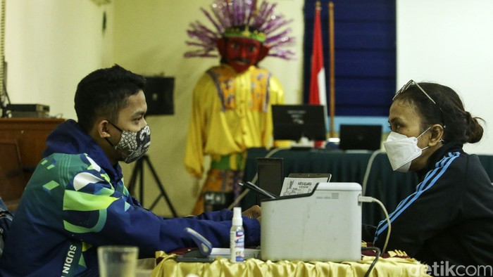 Sejumlah wali murid melakukan konsultasi di SMAN 70 Bulungan, Jakarta, Kamis (19/5/2022). Pemerintah Provinsi DKI Jakarta telah membuka tahapan pra PPDB 2022 mulai dari jenjang Sekolah Dasar (SD) hingga Sekolah Menengah Atas (SMA).