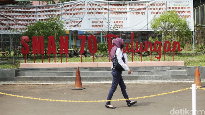 Sejumlah wali murid melakukan konsultasi di SMAN 70 Bulungan, Jakarta, Kamis (19/5/2022). Pemerintah Provinsi DKI Jakarta telah membuka tahapan pra PPDB 2022 mulai dari jenjang Sekolah Dasar (SD) hingga Sekolah Menengah Atas (SMA).