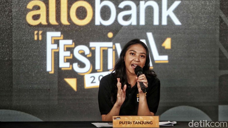 Momen CT Memperkenalkan Dirut Allo Bank Indra Utoyo Ultimate Shareholder Allo Bank Indonesia, Chairul Tanjung, mengenalkan Dirut Allo Bank Indra Utoyo. Allo Bank rencananya akan resmi diluncurkan ke publik besok.