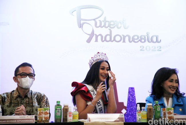 Pertama kalinya dalam sejarah Puteri Indonesia, tiga pemenang utama menjabat selama lebih dari satu tahun. Tak heran bila momen ini sangat emosional bagi Ayuma beserta dua juara lainnya, Puteri Indonesia Lingkungan 2020 Putu Ayu Saraswati dan Puteri Indonesia Pariwasata 2020 Jihane Almira Chedid. (Foto: Pradita Utama/detikcom)
