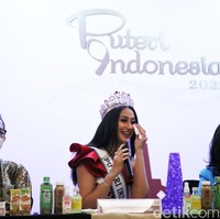 Pertama kalinya dalam sejarah Puteri Indonesia, tiga pemenang utama menjabat selama lebih dari satu tahun. Tak heran bila momen ini sangat emosional bagi Ayuma beserta dua juara lainnya, Puteri Indonesia Lingkungan 2020 Putu Ayu Saraswati dan Puteri Indonesia Pariwasata 2020 Jihane Almira Chedid. (Foto: Pradita Utama/detikcom)