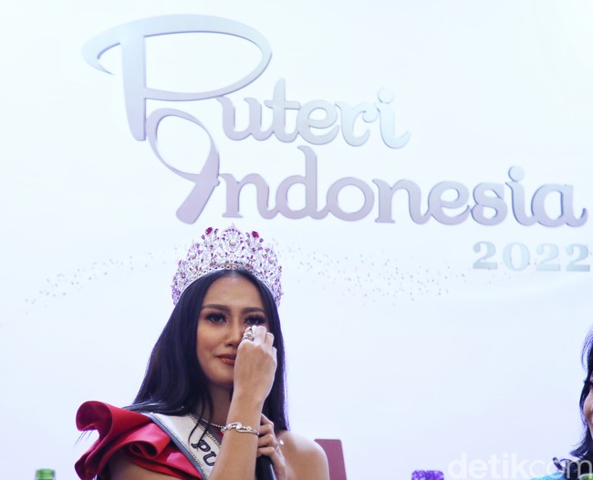 Selama dua tahun lebih gelar tersebut dipegangnya setelah penyelenggaraan ajang Puteri Indonesia tertunda karena pandemi COVID-19. Ia pun menangis haru saat menceritakan kembali perjuangannya menjadi Puteri Indonesia 2020. (Foto: Pradita Utama/detikcom)