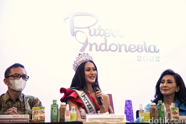 Puteri Indonesia 2020 Rr. Ayu Maulida Putri menghadiri jumpa pers Puteri Indonesia 2022 di The Westin Jakarta, Rabu (18/5/2022). Pemilihan Puteri Indonesia yang memasuki tahun ke-25 ini menandai akhir perjalanan Ayuma, begitu sapaan akrabnya, sebagai ratu kecantikan Tanah Air. (Foto: Pradita Utama/detikcom)