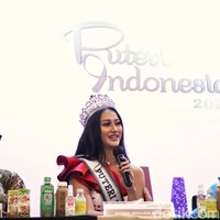 Puteri Indonesia 2020 Rr. Ayu Maulida Putri menghadiri jumpa pers Puteri Indonesia 2022 di The Westin Jakarta, Rabu (18/5/2022). Pemilihan Puteri Indonesia yang memasuki tahun ke-25 ini menandai akhir perjalanan Ayuma, begitu sapaan akrabnya, sebagai ratu kecantikan Tanah Air. (Foto: Pradita Utama/detikcom)
