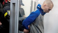 Mengutip AP, kasus ini menandai pertama kalinya seorang anggota militer Rusia diadili atas kejahatan perang sejak Rusia menginvasi Ukraina. (REUTERS/Viacheslav Ratynskyi).