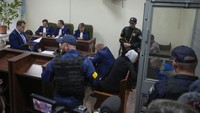 Tampak tentara Rusia Sersan Vadim Shishimarin duduk di dalam bilik kaca selama sidang pengadilan di Kyiv, Ukraina, Rabu (18/5/2022). (AP Photo/Efrem Lukatsky).
