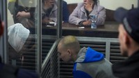 Vadim Shishimarin tengah berbicara dengan seorang penerjemah saat dirinya diadili atas tuduhan kejahatan perang di Kyiv, Ukraina. (AP Photo/Efrem Lukatsky).