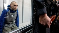 Tentara Rusia Vadim Shishimarin (21) diadili di pengadilan Kyiv, Ukraina. (REUTERS/Viacheslav Ratynskyi).