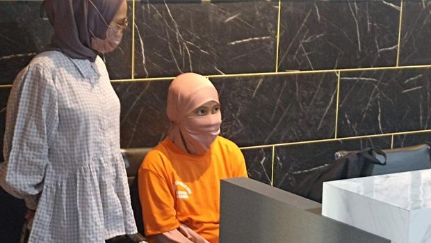 Neneng Umaya, tersangka pembunuhan Dini Nurdiani ditampilkan dalam jumpa pers di Polda Metro Jaya, Kamis (19/5/2022).