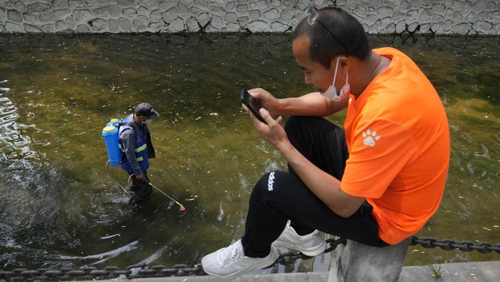 Nggak Biasa! Saluran Air di China Disemprot Disinfektan Gegara Corona China masih terus berperang melawan virus Corona dengan terapkan kebijakan zero-COVID. Guna cegah penyebaran virus, saluran air di Beijing disemprot disinfektan