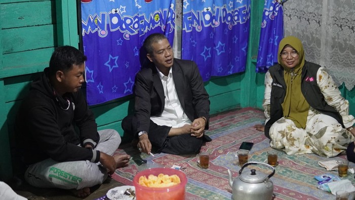 Bupati Bandung Dadang Supriatna menginap di salah satu rumah warga diKampung Patrol RT 03/RW 07 Desa Ibun Kecamatan Ibun Kabupaten Bandung, Rabu (18/5) malam. Ia ditemani Ketua TP PKK Kabupaten Bandung Emma Dety Supriatna dan jajaran perangkat daerah.