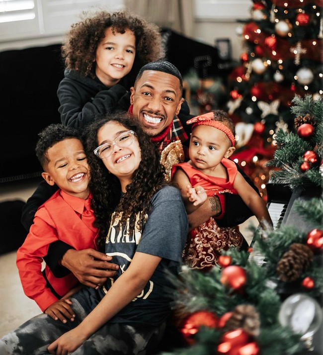 Nick Cannon, komedian sekaligus presenter ini memiliki 12 anak dari empat pasangan berbeda. Salah satunya penyanyi Mariah Carey, mantan istri yang memberikannya dua anak kembar. Foto: Instagram/@nickcannon