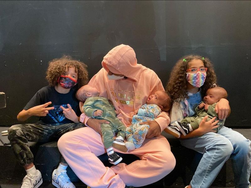 Nick Cannon bersama anak-anaknya.