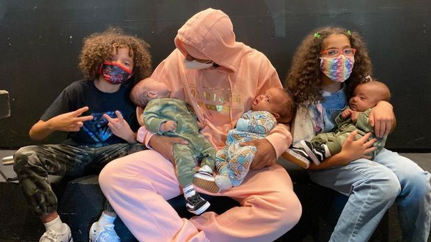 Nick Cannon bersama anak-anaknya.