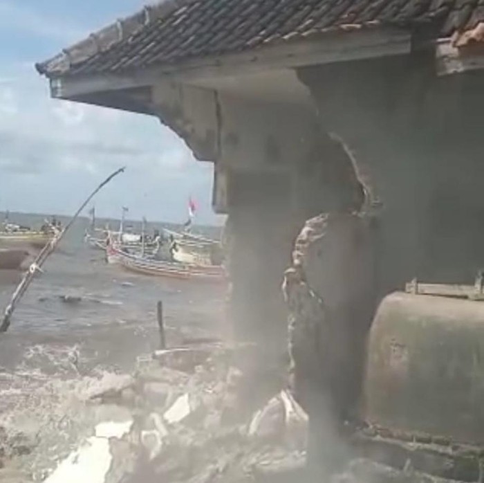 ombak rusak musala di pasuruan