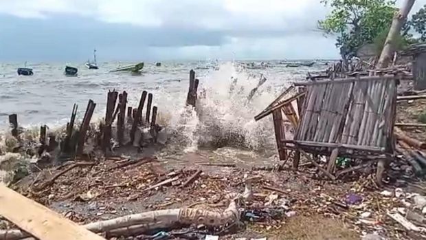 ombak rusak musala di pasuruan