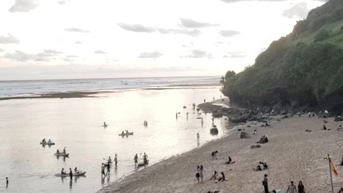 Pantai Gunung Payung terletak di Desa Kutuh, Kecamatan Kuta Selatan, Badung, yang disebut sebagai pantai yang sedang viral di Bali.