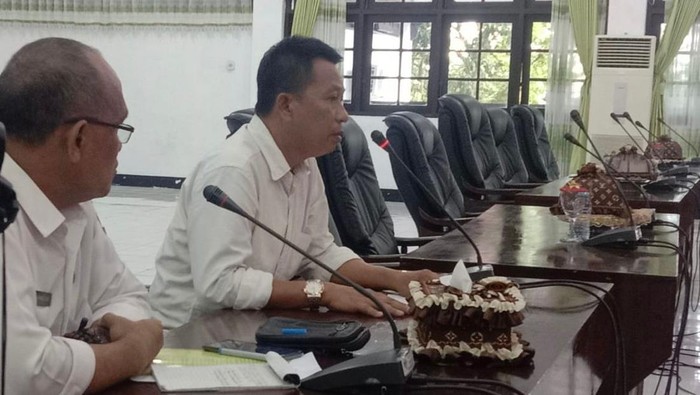Pejabat Pemkab Barru mengadu ke DPRD setempat