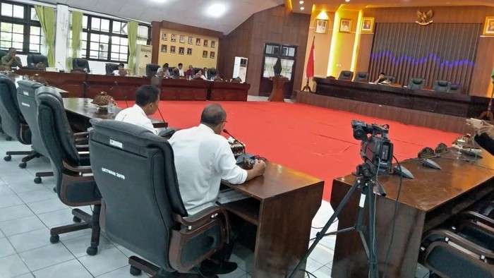 Pejabat Pemkab Barru mengadu ke DPRD
