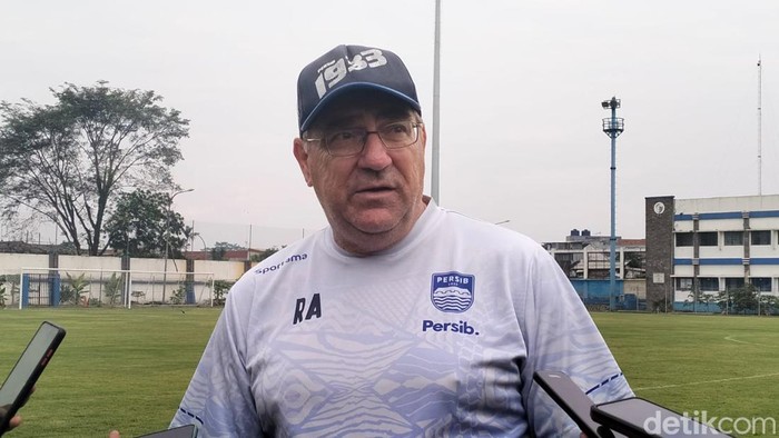 Pelatih Persib Bandung Robert Alberts.