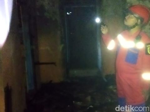 Anggota pemadam kebakaran di rumah warga yang terbakar di Desa Plosowangi, Kecamatan Cawas, Klaten, Rabu (18/5/2022) malam.