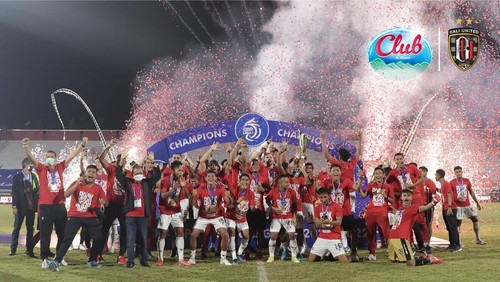 Pemain Bali United merayakan kegembiraan saat penganugerahan juara Liga 1 di Stadion Kapten I Wayan Dipta, Gianyar, Bali, Kamis (31/3/2022).