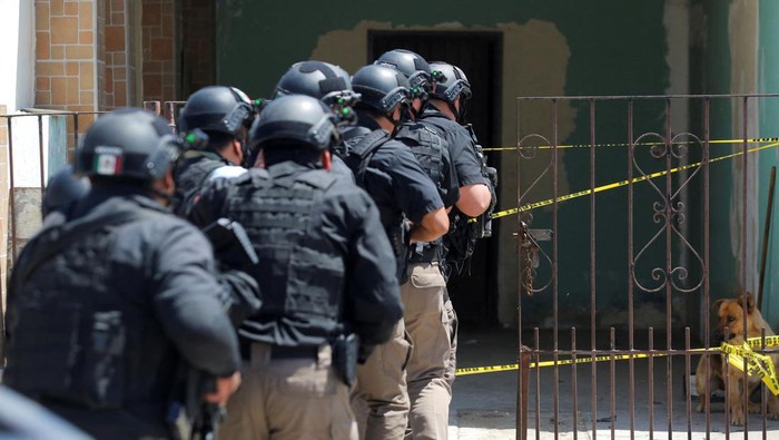 Penampakan Jalur Narkoba Bawah Tanah Meksiko-AS Members of the Attorney General's Office collect information outside a house where a drug trafficking tunnel was discovered that goes under the US-Mexico border and is equipped with a railway, electricity and ventilation system between Tijuana, Mexico, and the San Diego area in Tijuana, Mexico, May 17, 2022. REUTERS/Jorge Duenes