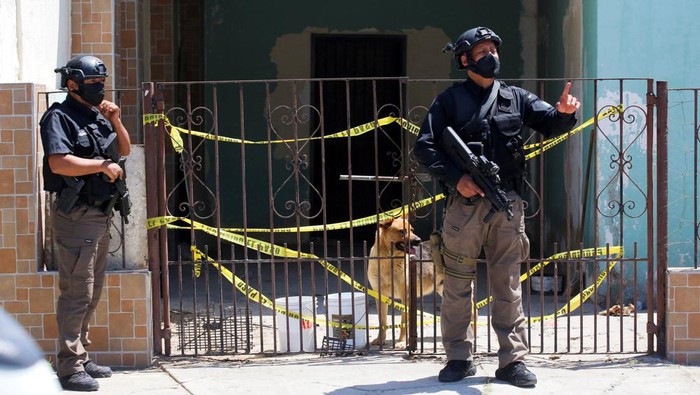 Penampakan Jalur Narkoba Bawah Tanah Meksiko-AS Members of the Attorney General's Office collect information outside a house where a drug trafficking tunnel was discovered that goes under the US-Mexico border and is equipped with a railway, electricity and ventilation system between Tijuana, Mexico, and the San Diego area in Tijuana, Mexico, May 17, 2022. REUTERS/Jorge Duenes