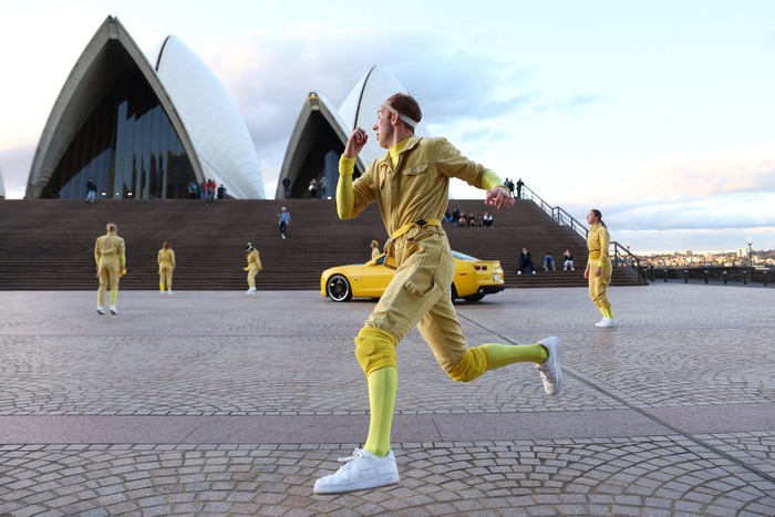 Penari Beraksi di Tangga Monumental Sydney Opera House SYDNEY, AUSTRALIA - MAY 18: Dancers perform on the monumental steps at Sydney Opera House on May 18, 2022 in Sydney, Australia. 'Encounter Sydney' is a site-specific dance work featuring dancers from Western-Sydney-based company WE ARE HERE. (Photo by Mark Metcalfe/Getty Images)