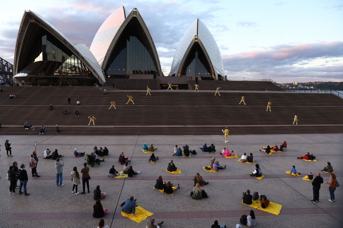 Penari Beraksi di Tangga Monumental Sydney Opera House SYDNEY, AUSTRALIA - MAY 18: Dancers perform on the monumental steps at Sydney Opera House on May 18, 2022 in Sydney, Australia. 'Encounter Sydney' is a site-specific dance work featuring dancers from Western-Sydney-based company WE ARE HERE. (Photo by Mark Metcalfe/Getty Images)