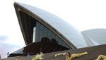 Penari Beraksi di Tangga Monumental Sydney Opera House