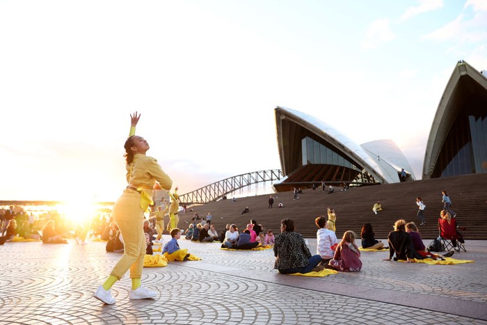 Penari Beraksi di Tangga Monumental Sydney Opera House SYDNEY, AUSTRALIA - MAY 18: Dancers perform on the monumental steps at Sydney Opera House on May 18, 2022 in Sydney, Australia. 'Encounter Sydney' is a site-specific dance work featuring dancers from Western-Sydney-based company WE ARE HERE. (Photo by Mark Metcalfe/Getty Images)