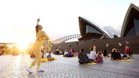 Para penari tampil di tangga monumental di Sydney Opera House pada 18 Mei 2022 di Sydney Opera House, Australia. Foto: Getty Images/Mark Metcalfe