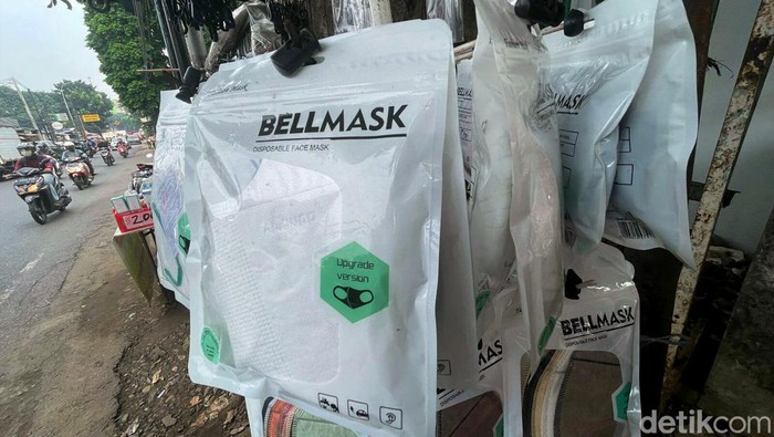 Penjualan Masker Terdampak Pelonggaran Aturan Presiden Joko Widodo melonggarkan kebijakan wajib masker di luar ruangan. Aturan itu berdampak pada penjualan masker.