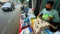Sebelum adanya aturan tersebut, para pedagang dapat menjual masker sebanyak delapan lusin dalam berbagai jenis.