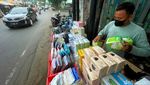 Pedagang Masker Banting Harga Imbas Jokowi Longgarkan Aturan