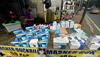 Namun saat ini pedagang mengatakan dalam penjualan masker cukup sulit. Masker yang biasanya dijual Rp 20 ribu satu dus turun menjadi Rp 15 ribu, sedangkan masker yang biasa dijual Rp 15 ribu kini banting harga menjadi Rp 12 ribu.